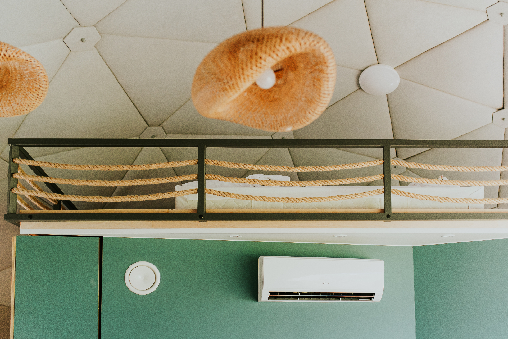 Antresola z sypialnią — designerskie detale i klimatyzacja