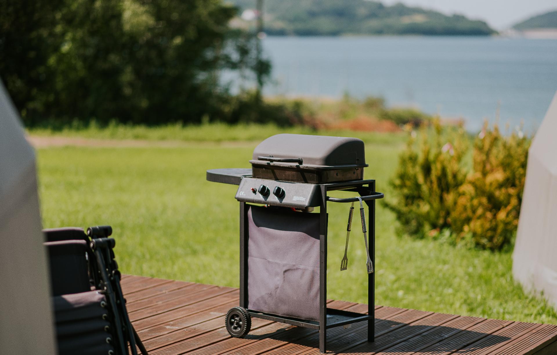 Grill i taras z widokiem na jezioro